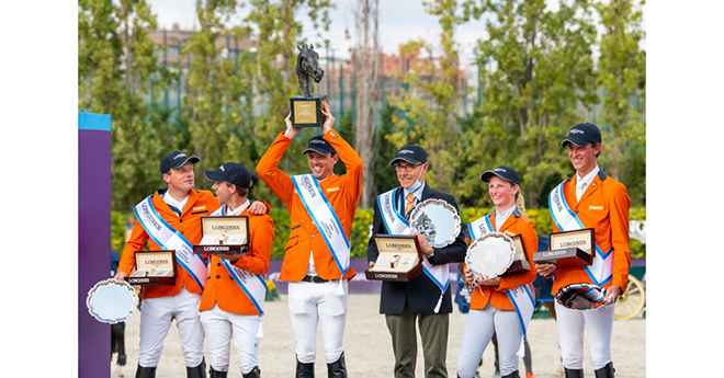 Les champions néerlandais 2021 (de gauche à droite) Willem Greve, Maikel van der Vleuten, Harrie Smolders, Rob Ehrens (Chef dEquipe), Sanne Thijssen et Kevin Jochems (© FEI/Lukasz Kowalski)