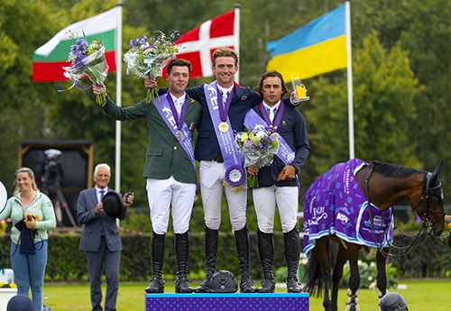 Le Britannique Olivier Fletcher, l’Irlandais Francis Derwin et le Français Jules Orsolini : l’Or, l’Argent et le Bronze aux Championnats d’Europe Jeunes Cavaliers le 21 juillet 2024 (© FEI/Leanjo de Koster)