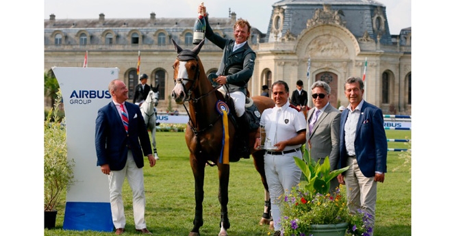 Cameron brandissant le champagne de la victoire du Grand Prix de dimanche