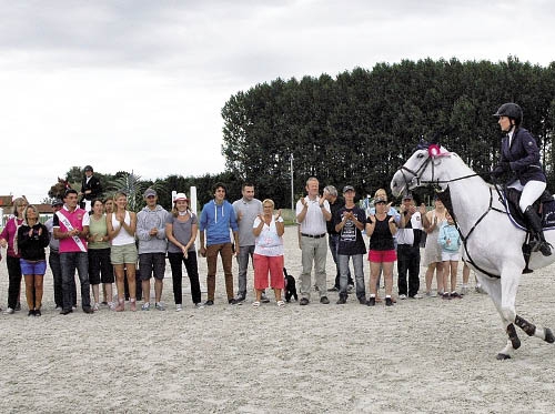 Tour d’honneur de Chloé Defives/ Etoile Van’T Dexterhof devant une partie des bénévoles