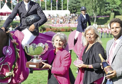 Le vainqueur félicité par Mme Mars, l’organisatrice. (© pixels events)