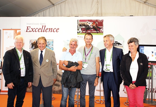 Eric Navet, Yves Berlioz et son épouse reçus sur le stand du CCBN