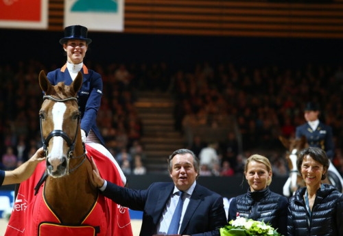 Adelinde Cornelissen (NED)/Jerich Parzival N.O.P à la relmise des prix (Photo PSV)