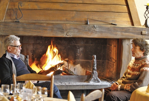 Au coin du feu, avec son fils Frédéric, discussion à bâtons rompus sur un demi siècle de vie d’éleveur et toute une vie de labeur, dans cette cossue auberge de l’Abbaye tenue par la famille depuis six générations.(Photo ER)