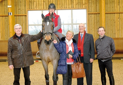 Eric Estrier, président d’Handi-Equi-Compet, Patricia Nadoux et Gérard Méneroud aux côtés d’Armand et d'Emmanuèle Perron-Pette (Photo Handi équi'compet)