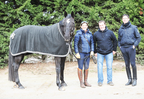 Tarantino avec son ancienne propriétaire Laurence Albert, son cavalier Vladimir Vinchon, et l'entraîneur, l'écuyer Marc-André Morin. – à Le Cadre Noir, Ecole Nationale d'Equitation.