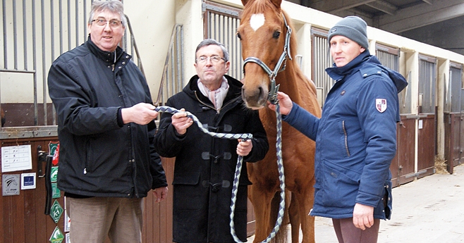 Bruno Leleu, Jean -Pierre Congy et Gérard Trinel autour de Aussitôt Choisie (© CDE du Pas-de-Calais)