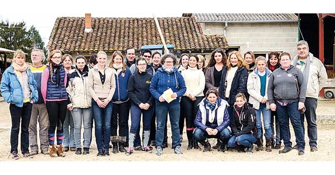 Amandine Paquet, ostéopathe animalier, entourée des enseignants stagiaires (© Florence L.)