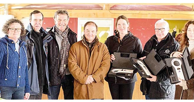 Le président du C.D.E. Jean-François Verguet, Patrick Chanaux et Jacques Robert ont procédé à la remise des lecteurs de transpondeurs