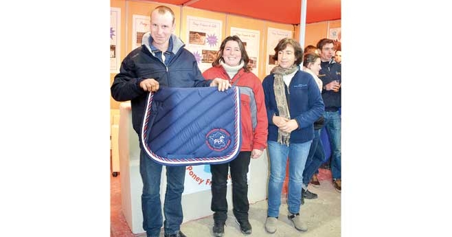 Marie-Dominique Saumont-Laccueille remet un tapis aux couleurs de l’ANPFS aux nouveaux approuvés