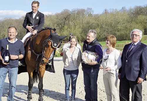 Photo de famille : c’est le fils des organisateurs qui remporte le GP** 145 dominical : Thomas Lambert et Tycoon d’Argences, entouré de Hervé et Carole Lambert, organisateurs du concours et parents de Thomas, Philippe Lecardonnel, naisseur et propriétaire de Tycoon, et Manuel Carvalho Martins, juge étranger.