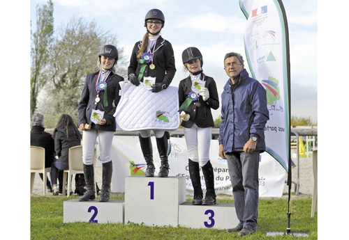 Podium Poney 2 : L. Degardin 1er, T. Lambrecht 2e et O. Everaere 3e (© Myzoom )