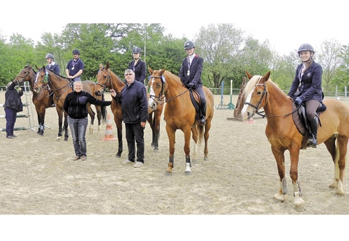 Bruno Leleu, président EE La Capelle, Odile Richard, présidente du jury, et les lauréats (© EE du Boulonnais)