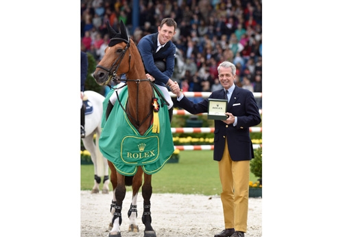 Scott Brash reçoit sa  Rolex, après sa victoire dans le Grand Prix (© Rolex/Kit Houghton)