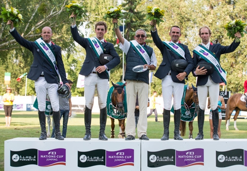 Geoffroy de Coligny, Marc Le Berre, Bernard Briand Chevalier et FXBoudant entourant Philippe Guerdat (Photo FEI)