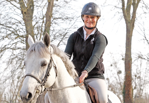 Valérie Simon, épouse de Ken Rehill, cavalière de Stallion Company.  Valérie exerça longtemps ses talents en Lorraine