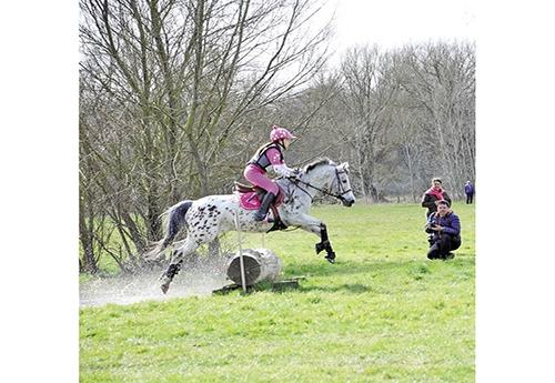 Lila Moussu et Bauke H sur le cross (© Alzane)