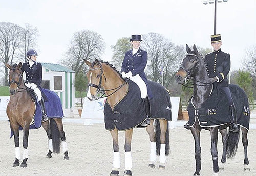 Marie-Emilie radieuse lors de la remise des prix ; à ses côtés, 2e Marc Boblet (Hors GN) et 3e Marine Subileau et Tatilie (© FFE/PSV)