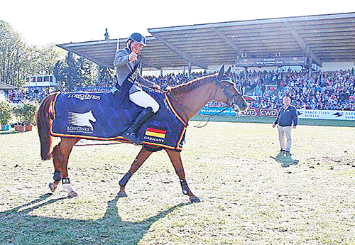 Ludger Beerbaum parade sur Casello après avoir remporté le LGCT de Hambourg (Stefano Grasso/LGCT)