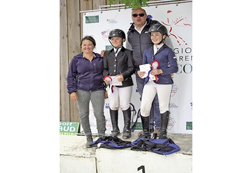 Le podium Amateur 2 par équipe : l’élevage d’Ag, avec Emma Bounolleau et Tom Chevalier