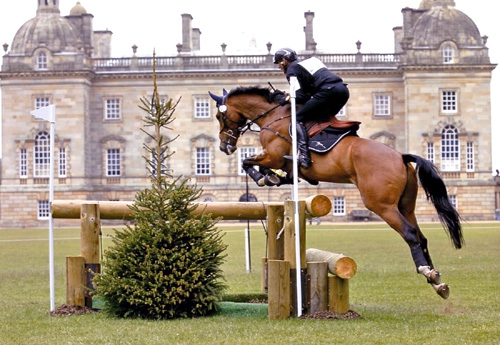 Didier Dhennin et Troubadour Camphoux Equi-France devant le magnifique château de Houghton Hall (Photo H. L.)