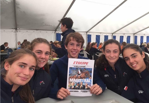 Les Jeunes lisent l'Equipe! (Team France cso poneys championnats d'Europe 2016)