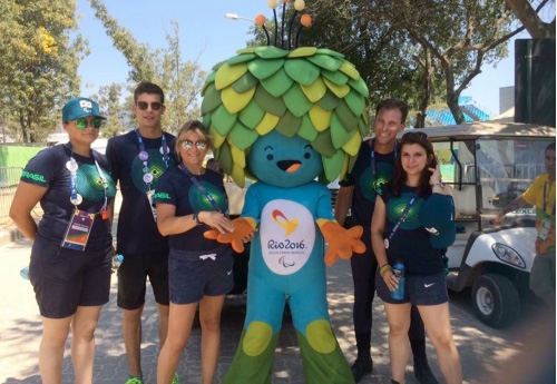 L'équipe francaise menée par Nicolas et Frédérique Commenge aux coté de la mascotte du Paralympique Rio 2016