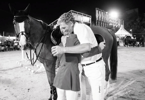 Ludger Beerbaum embrasse Marcus Ehning après son parcours au barrage avec Nick Skelton  (© FEI)