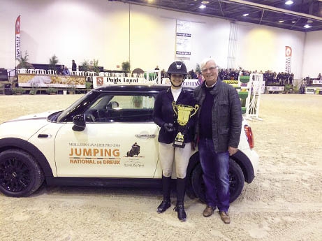 C’est Camille Condé Ferreira, vice-championne d’Europe Junior, qui remporte le challenge du Meilleur Cavalier Pro au Jumping de Dreux et qui roulera en Mini pendant un an