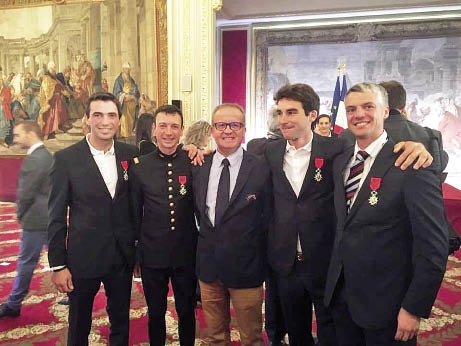 Les quatre champions olympiques de concours complet dans les salons de l’Elysée, entourant Michel Asseray
