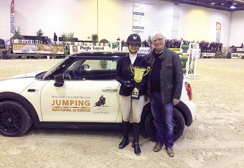 C’est Camille Condé Ferreira, vice-championne d’Europe Junior, qui remporte le challenge du Meilleur Cavalier Pro au Jumping de Dreux et qui roulera en Mini pendant un an