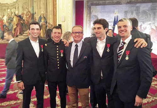 Les quatre champions olympiques de concours complet dans les salons de l’Elysée, entourant Michel Asseray
