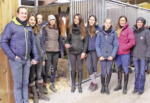 Manuel Eichner et Méline Chatagneret encadrent la première promotion de l’histoire du Parc du cheval. Ces jeunes femmes sont de futures enseignantes et animatrices en centre équestre. (© Julia Beaumet)