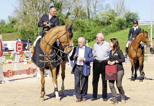 Jean-Luc Mourier félicité lors de la remise des prix par Marc Damians, ancien président de la SHF