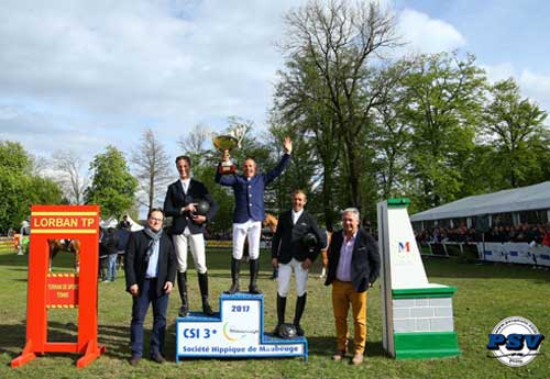 Olivier Robert, vainqueur du Grand Prix Groupe Lorban – Ville de Maubeuge (CSI3*), récompensé par Arnaud Decagny, Maire de Maubeuge (à gauche)  et Philippe Lorban, Président du Jumping international de Maubeuge (à droite) (© PSV)