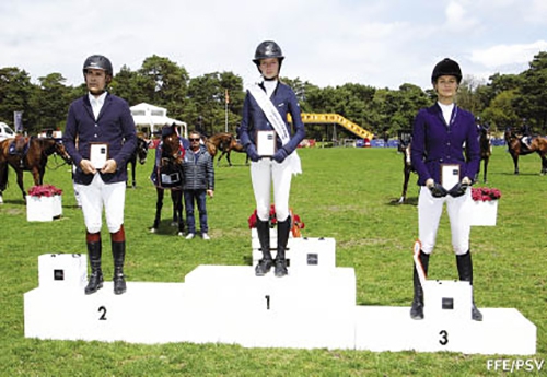 Sur le podium, la jeune Lou Dupont, vainqueur, Sébastien Sillon, 2e et Claire Schnoebelen, 3e (© PSV/FFE)