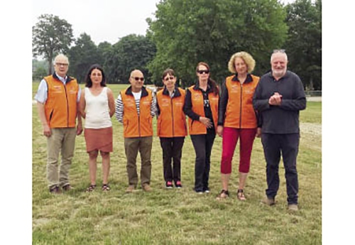 Pascal Deboudt Président du CRECVL et Christian Doucot, Correspondant régional GPS, formateur des collecteurs  ont remis à chaque collecteur un GPS pour numériser les chemins et un blouson afin de pouvoir les identifier sur le terrain