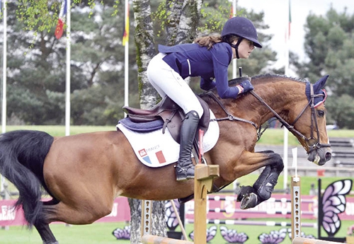Magistrale victoire dans le GP du CSIOP d’Hagen pour Charlotte Lebas et Quabar des Monceaux (© poney-as.com)
