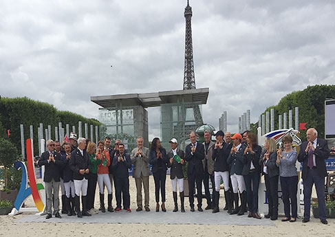 Autour de la ministre des sports Laura Flessel lors du jumping Paris Eiffel: une prière pour Paris (©ER)