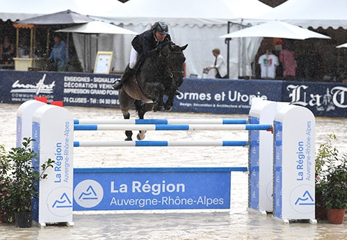 Sous une pluie battante