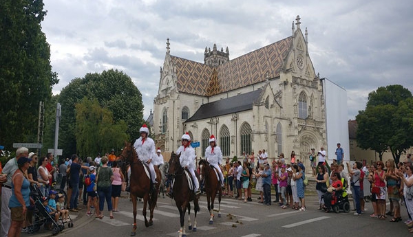 Devant le monastère de Brou