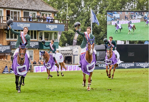 Les Brésiliens Marlon Zanotelli, Pedro Veniss, Yuri Mansur et Pedro Junqueira Muylaert célèbrent leur victoire dans la Coupe des Nations FEI à Hickstead (GBR) (FEI/Liz Gregg)