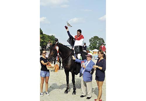 Firas Jnaidy entouré par Jacques Myard maire de Maisons-Laffitte et Florence Ciucci de l’association Horse Event