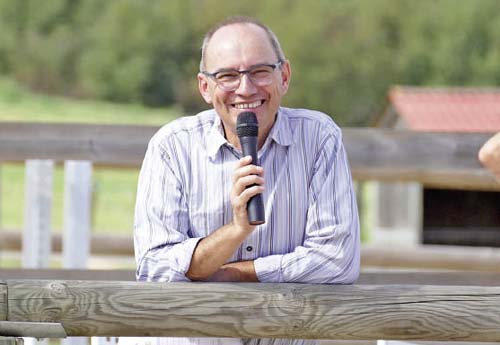 Vincent Dellinger (ex président de l’association) en speaker (et éleveur) heureux. (© Gaëlle Soulat)