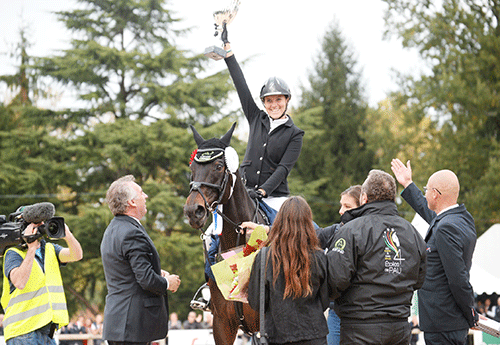 Gwendolen Fer remporte son premier CCI 4* aux 4 Étoiles de Pau. Elle est la 1ère cavalière française à remporter un concours complet de niveau 4 étoiles ! ©Nicolas Hodys Photos