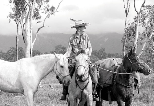 Aliénor et ses chevaux (© Cat Vinton). Voir aussi son site http://guyfawkesheritagehorse.com