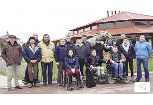 L’équipe de France de para dressage au grand complet, avec leur entraîneur Philippe Célérier et leurs coachs du jour