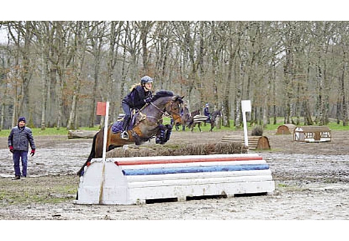 Les cavaliers Poneys ont fait de la gymnastique sur le cross sous l’œil d’Emmanuel Quittet, entraîneur national Poneys (©FFE/ZG)