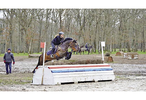  Les cavaliers Poneys ont fait de la gymnastique sur le cross sous l’œil d’Emmanuel Quittet, entraîneur national Poneys (©FFE/ZG)