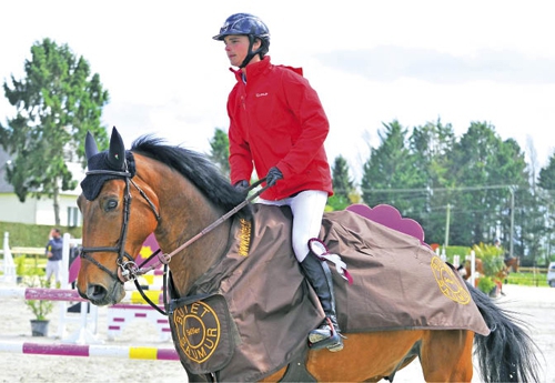 Arthur le Vot et l’étalon noir de 10 ans Urielo des Fontaines remportent le Grand Prix Pro 2 (© Apolline Leroy) 